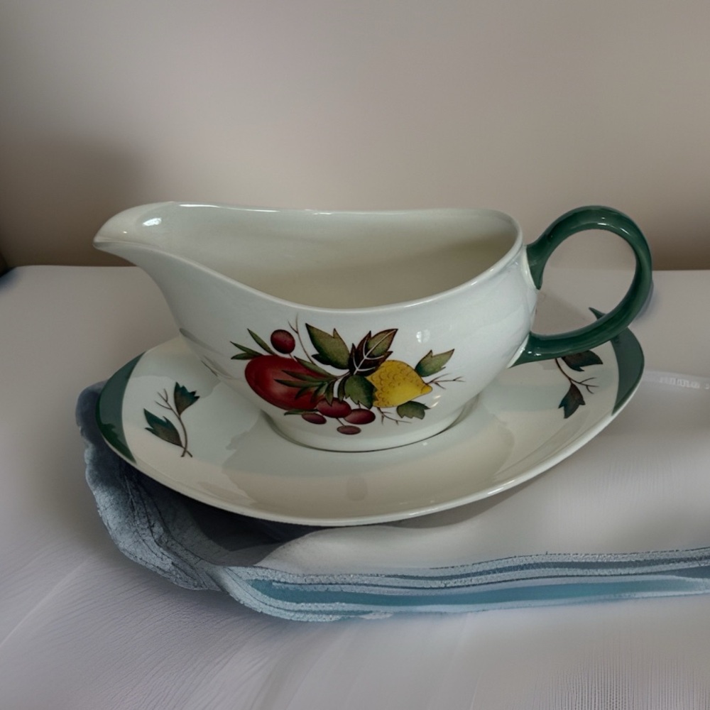 MCM Wedgwood Covent Gardens gravy boat and saucer Etruria & Bastion party dinner
